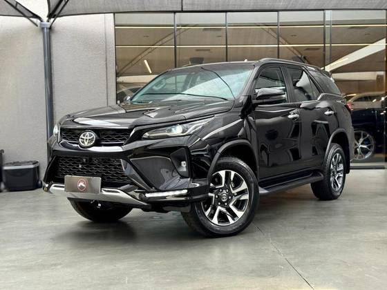 TOYOTA HILUX SW4 2.8 D-4D TURBO DIESEL SRX PLATINUM 7L 4X4 AUTOMÁTICO TOYOTA HILUX SW4 2.8 D-4D TURBO DIESEL SRX PLATINUM 7L 4X4 AUTOMÁTICO